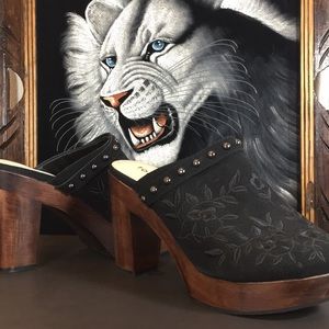 Torrid Black Embroidered Platform Clogs, Sz 7.5